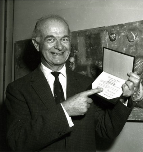 L'américain Linus Pauling reçoit le prix Nobel de la chimie en 1954